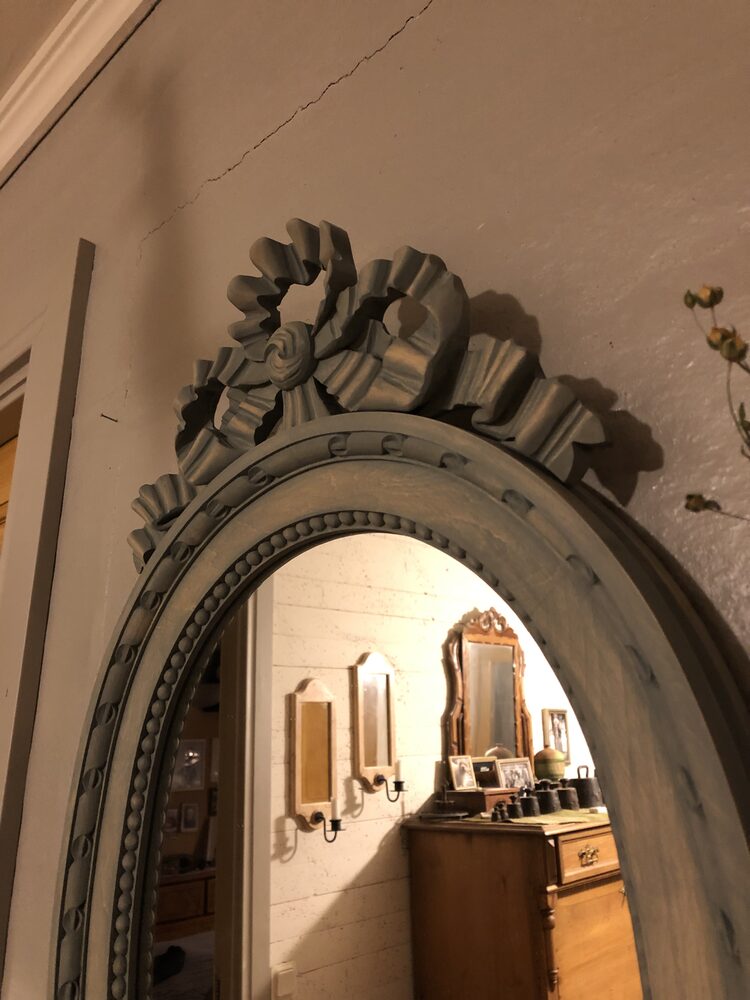 Gustaviansk spegel på plats hos kund med fokus på detaljer