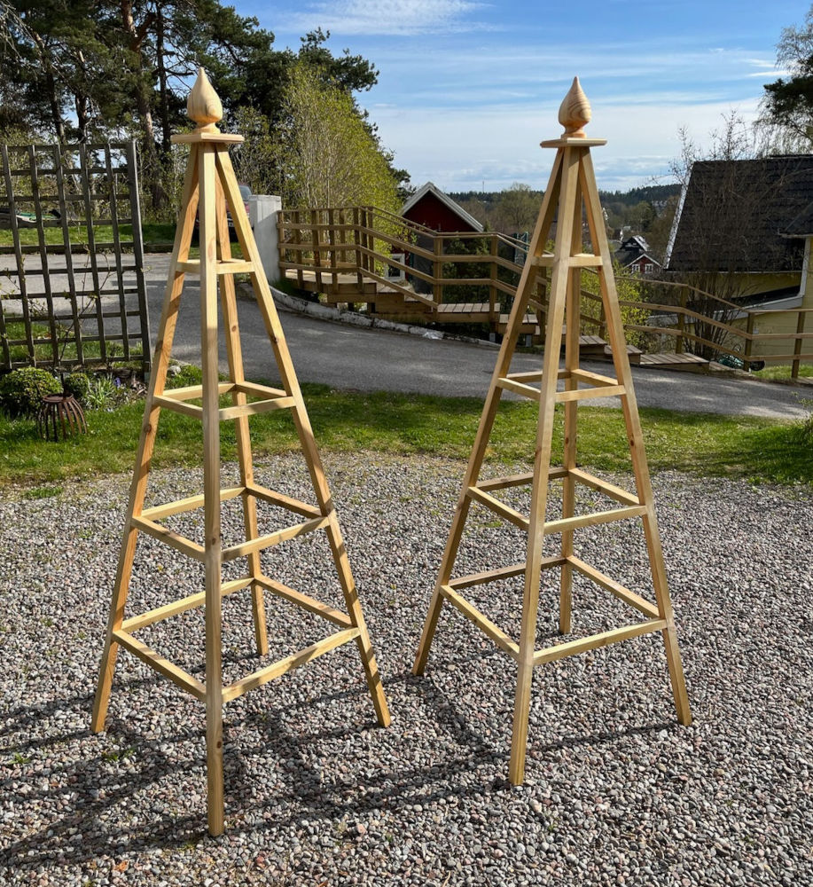 Spirorna på plats på rostornen innan ytbehandling